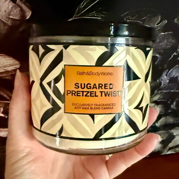 NEW SUGARED PRETZEL TWIST 3-Wick 14.5 oz Candle Bath & Body Works - Picture 4 of 4